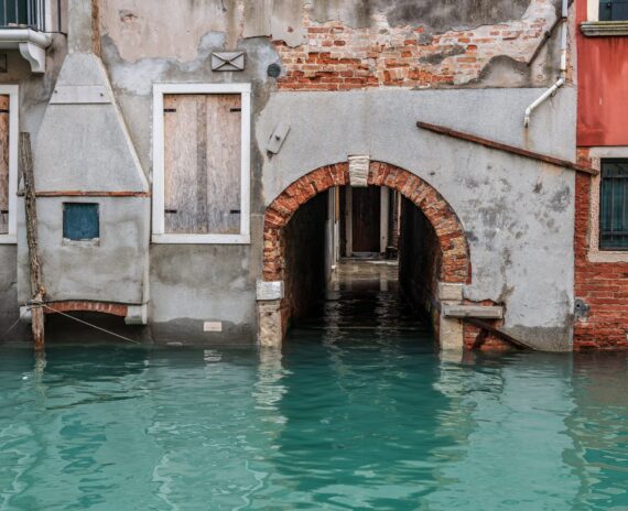 Venice location and its intricate waterways  make it particularly vulnerable to rising tides and heavy rainfall (Foto credits: Dylan Freedom on Unsplash)